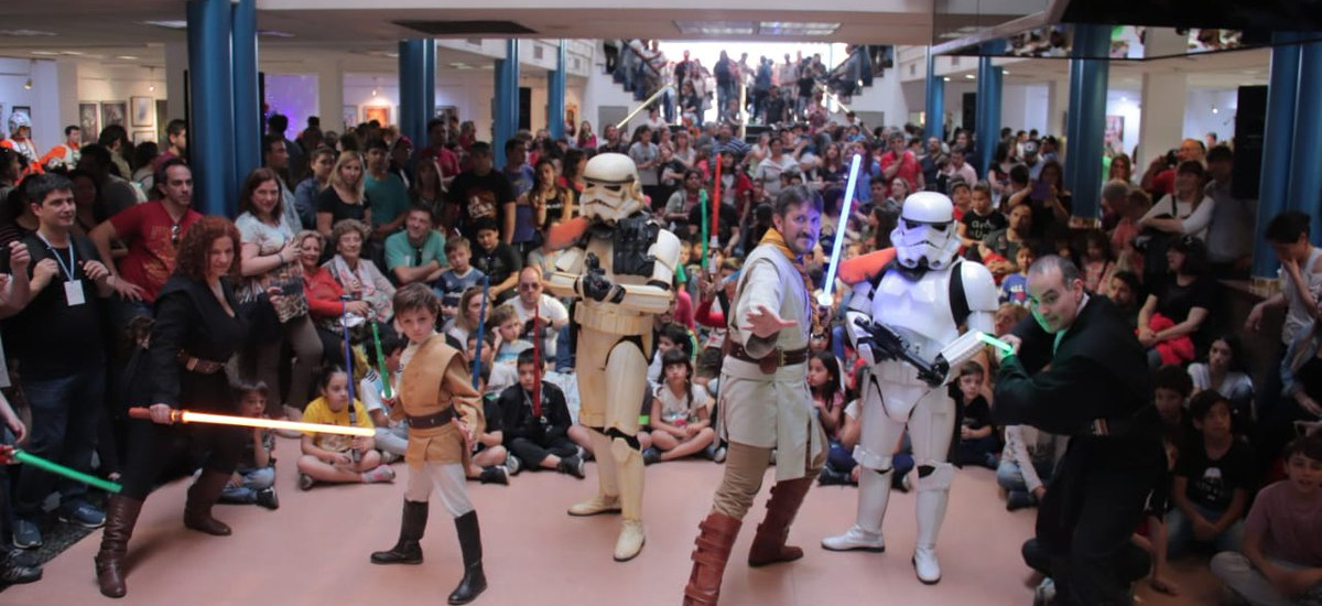 Tropas de star wars recolectaron 700 litros de leche para comedores escolares de Brown