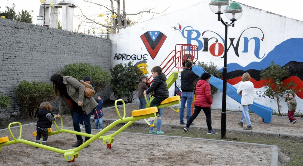 Se inauguró la nueva plaza 8 de Marzo de Mármol