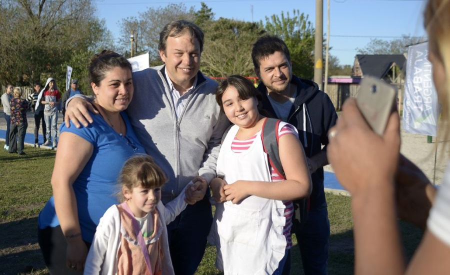 Cascallares recorrió mejoras en dos paseos públicos y dialogó con vecinos de Glew y Malvinas