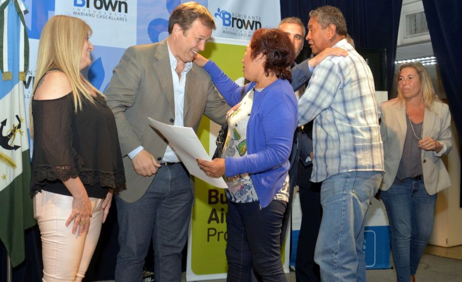 Cascallares entregó escrituras a más de 200 familias de Alte. Brown