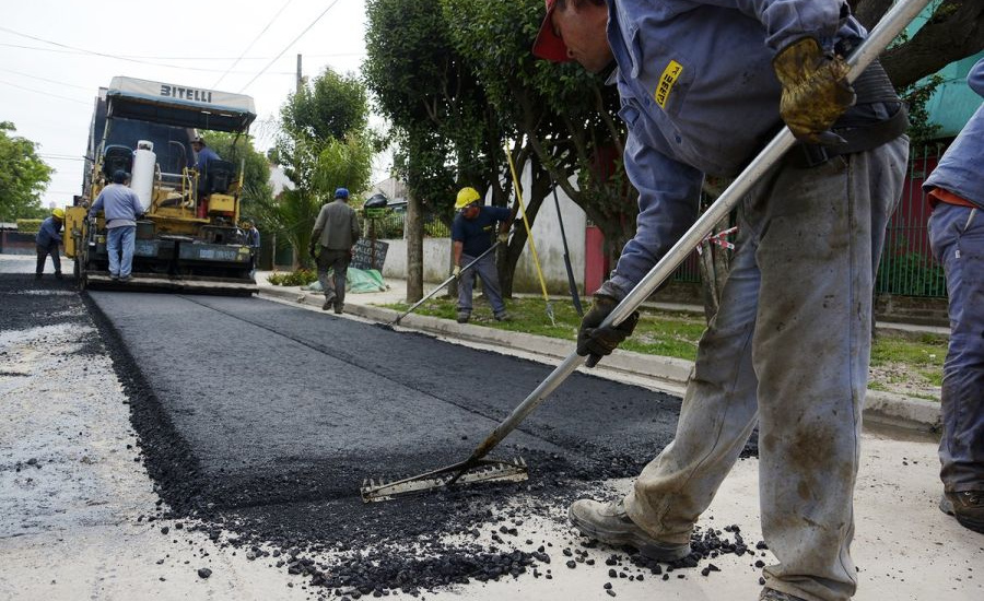 El municipio de Alte. Brown avanza con las obras de asfalto en las localidades