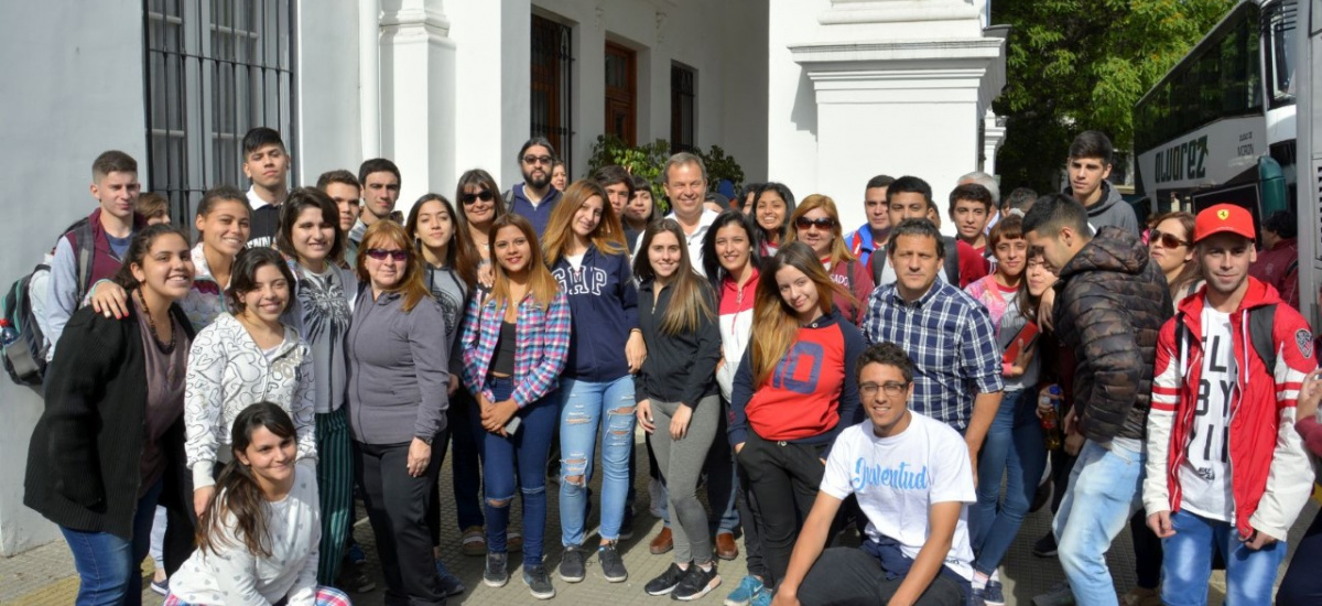 Partieron hacia Tandil los estudiantes ganadores del concurso “Jóvenes Innovando”