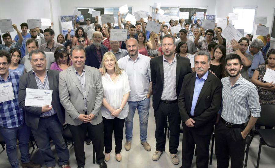 Cascallares entregó diplomas a los primeros egresados del Centro de Formación Profesional