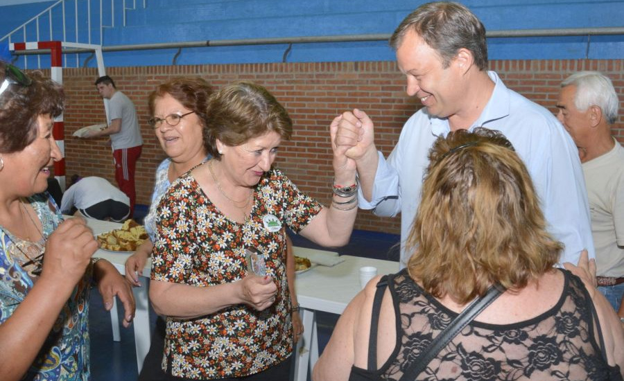 Cascallares junto a los abuelos en la presentación de las colonias de verano 2018