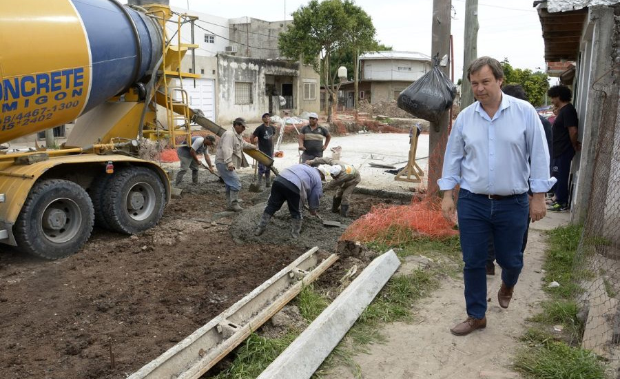 El municipio de Alte. Brown avanza con las obras de asfalto en Glew
