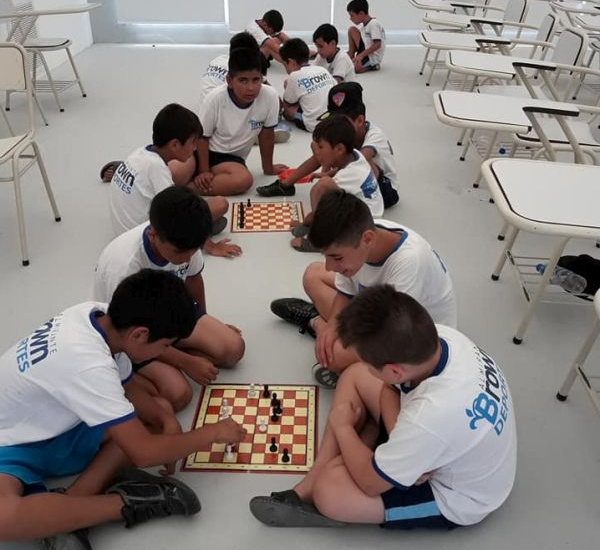 Actividades deportivas y recreativas en la colonia municipal de verano