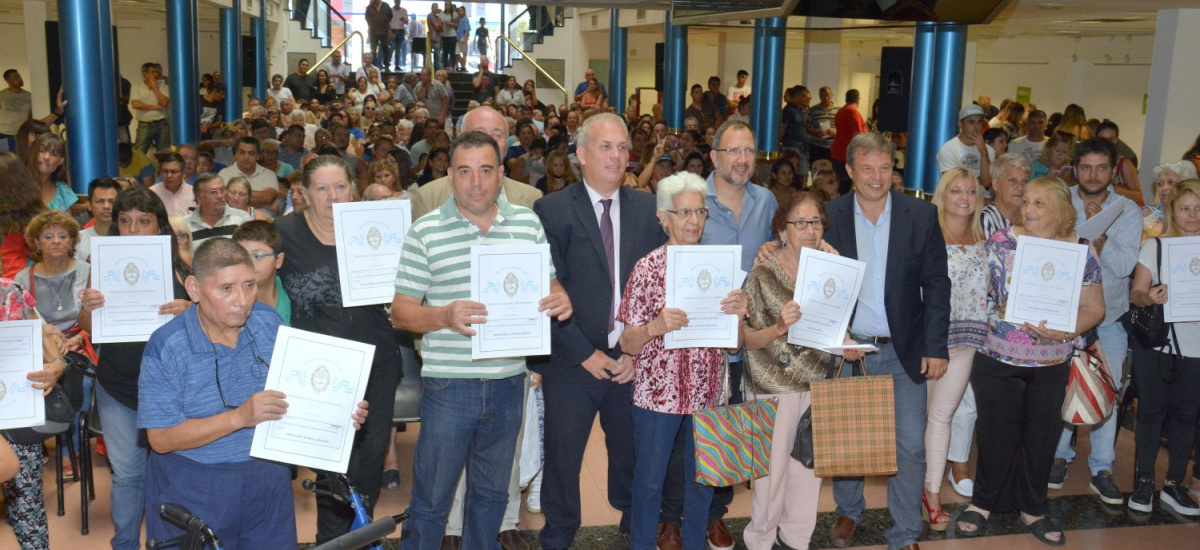 Cascallares entregó 373 nuevas escrituras a vecinos de Don Orione