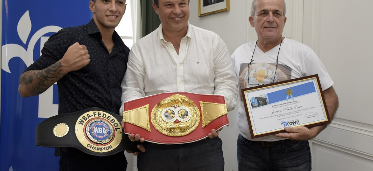 Cascallares junto al browniano Jeremías Ponce, campeón internacional de los súper ligeros