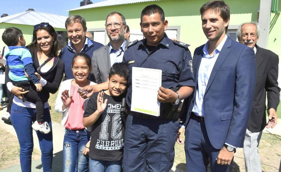Cascallares encabezó acto de entrega de viviendas para policías de Brown