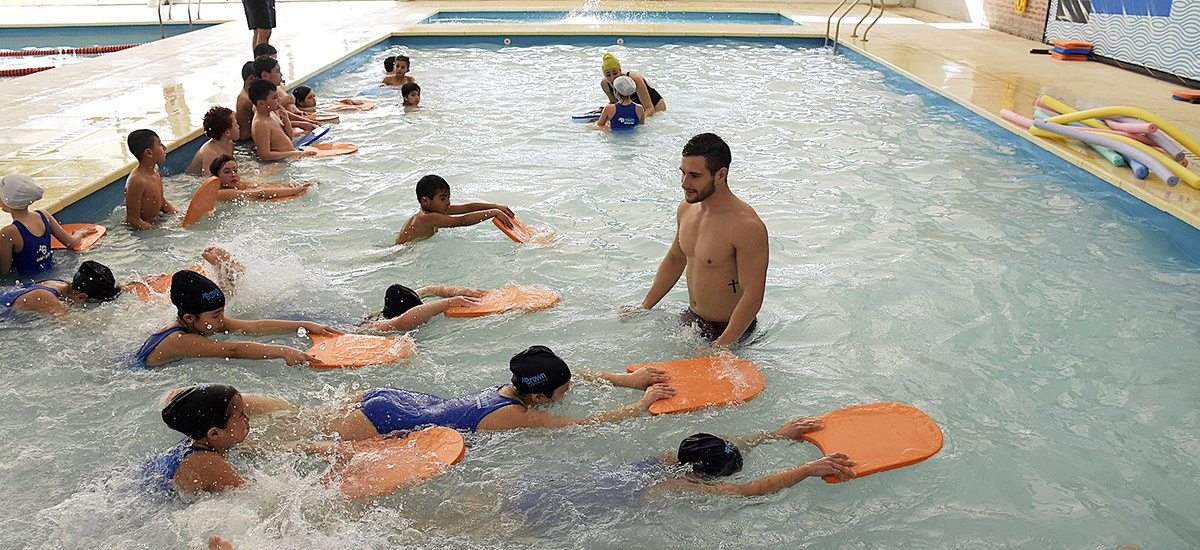 Más de 6500 niños de Alte Brown aprenden a nadar en el natatorio municipal