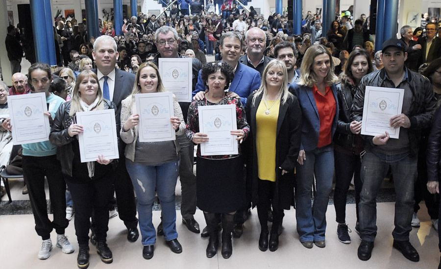 Cascallares entregó las escrituras de sus hogares a 380 familias de Alte Brown