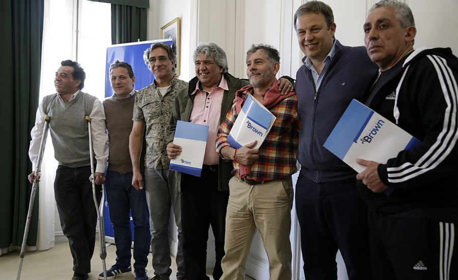 Cascallares junto a tres héroes brownianos que vuelven a Malvinas