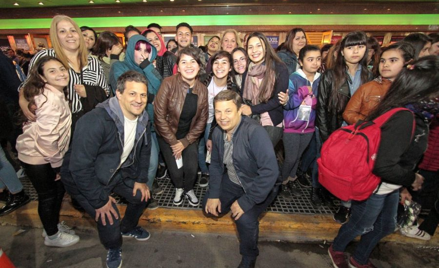 Por iniciativa del Municipio y de Axel, 400 chicos y adultos mayores disfrutaron del show del cantante browniano