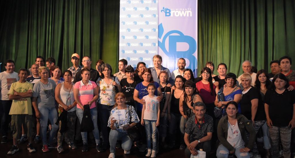 El municipio entregó certificados de formación laboral a 300 vecinos impulsando oportunidades de trabajo y capacitación