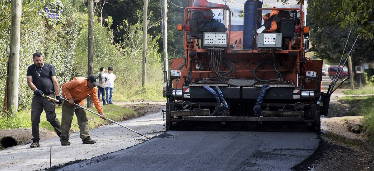El Municipio de Brown avanza con históricas obras de asfalto en Glew
