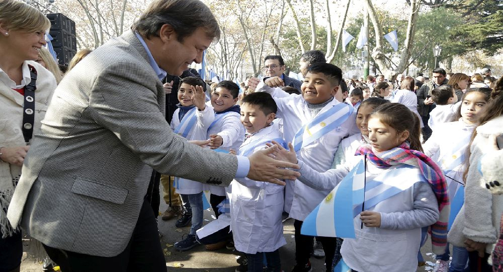 Almirante Brown celebra el Día de la Bandera con acto y desfile en la Plaza Belgrano