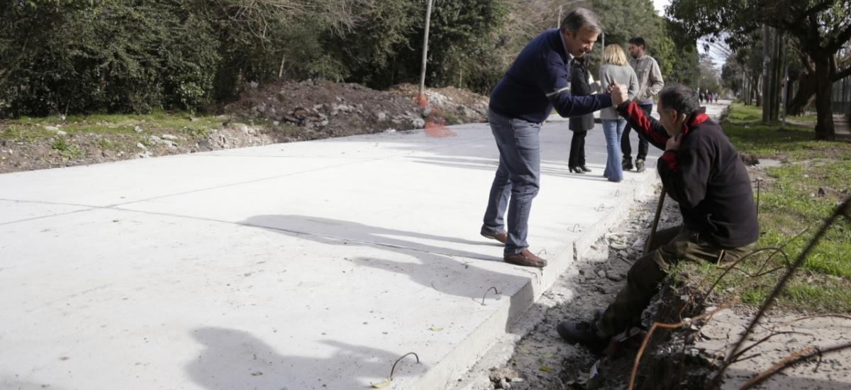 Cascallares recorrió la obra de alfalto en la calle Diehl de Longchamps
