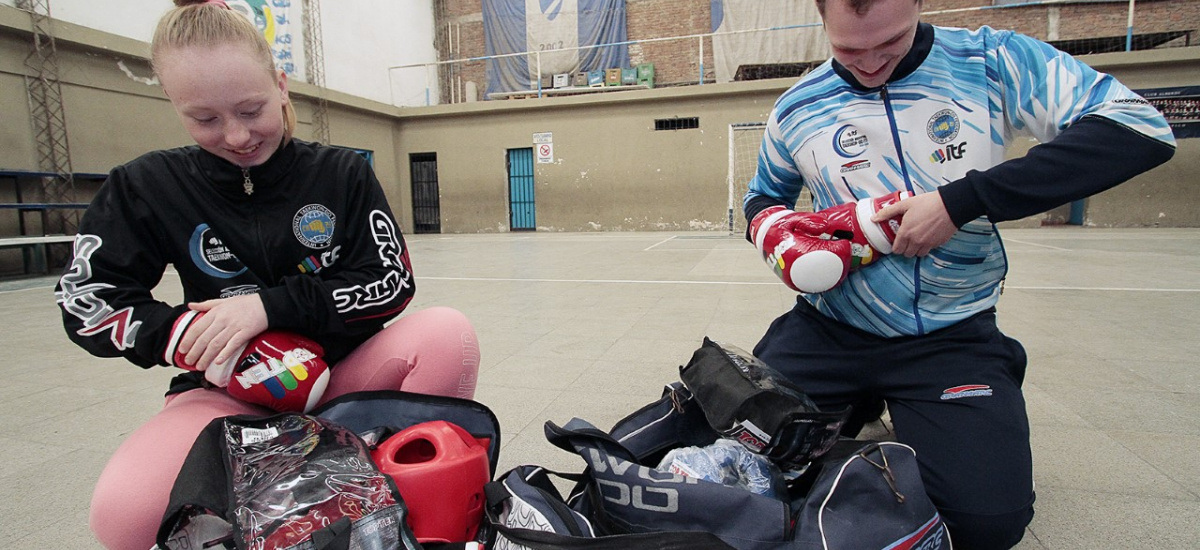 El municipio junto a deportistas de Longchamps que participaron del Sudamericano de Taekwondo