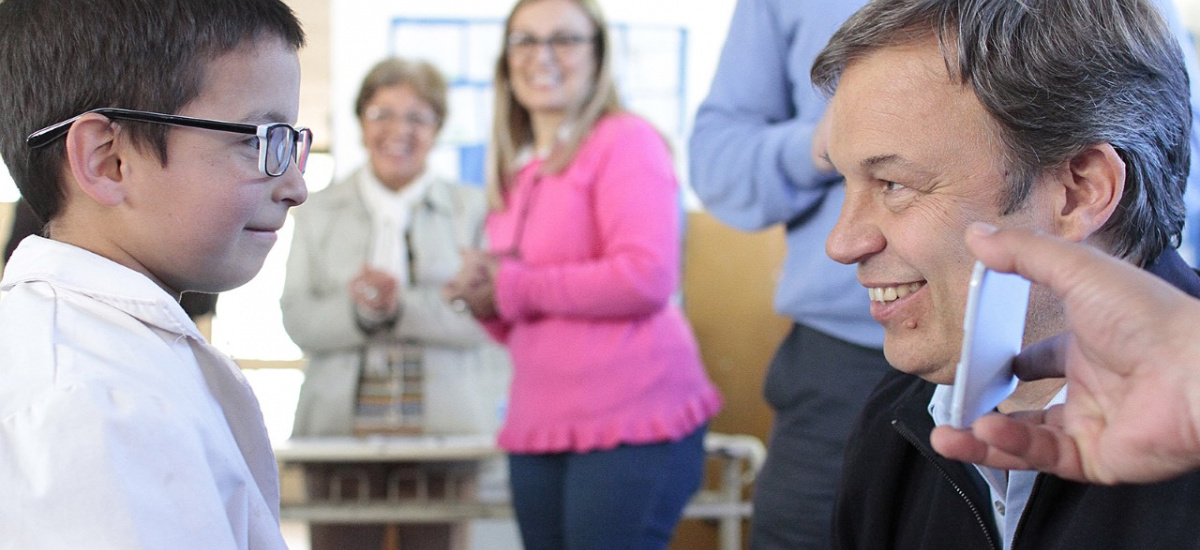 Cascallares entregó 113 pares de anteojos a alumnos de Glew