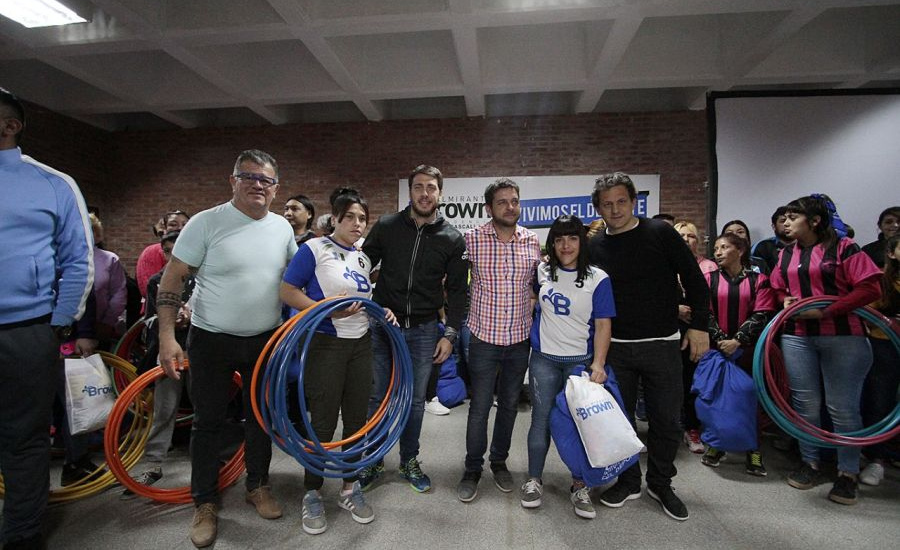 El municipio entregó kits deportivos a clubes de barrio brownianos