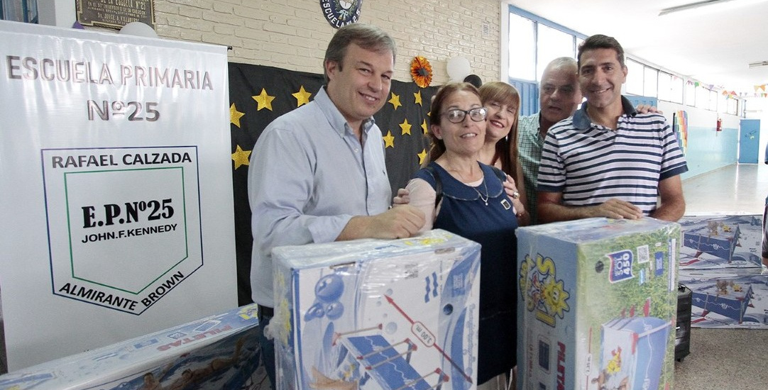 El municipio entregó equipamiento para las escuelas abiertas de verano