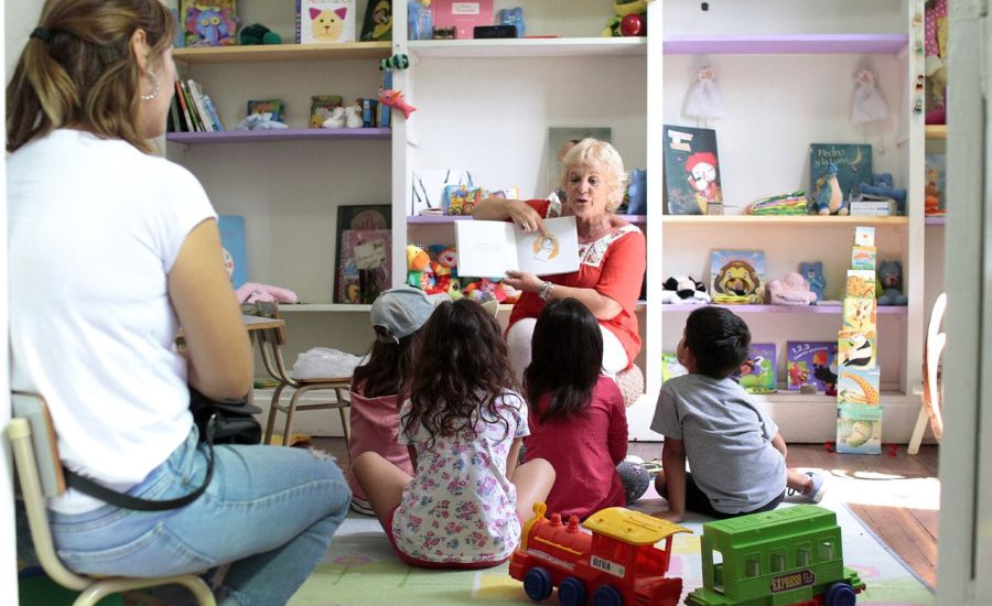 La biblioteca municipal realiza talleres de lectura en vacaciones y recorre instituciones con el bibliomóvil