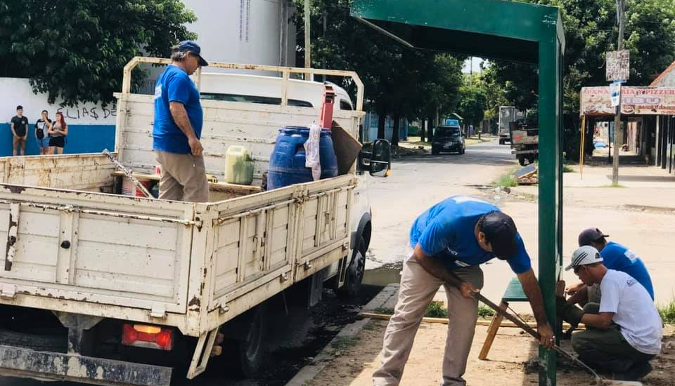 El municipio fabrica e instala nuevos refugios para las paradas de colectivos