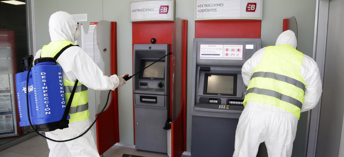 El municipio desinfecta cajeros automáticos, instituciones y estaciones de trenes