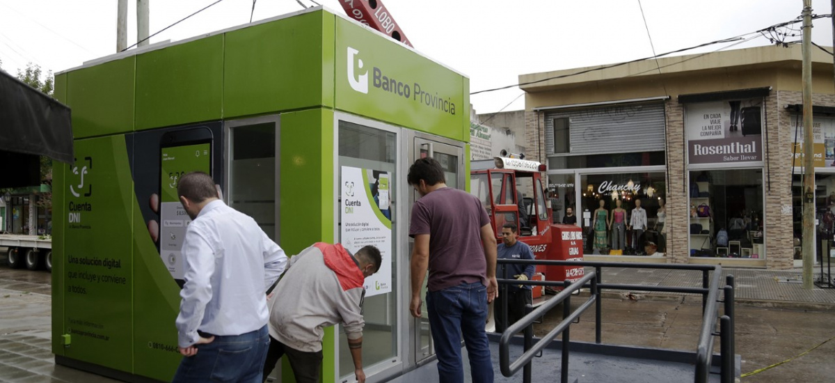 Ya funcionan los nuevos cajeros de Longchamps y se vienen los de Burzaco y Glew