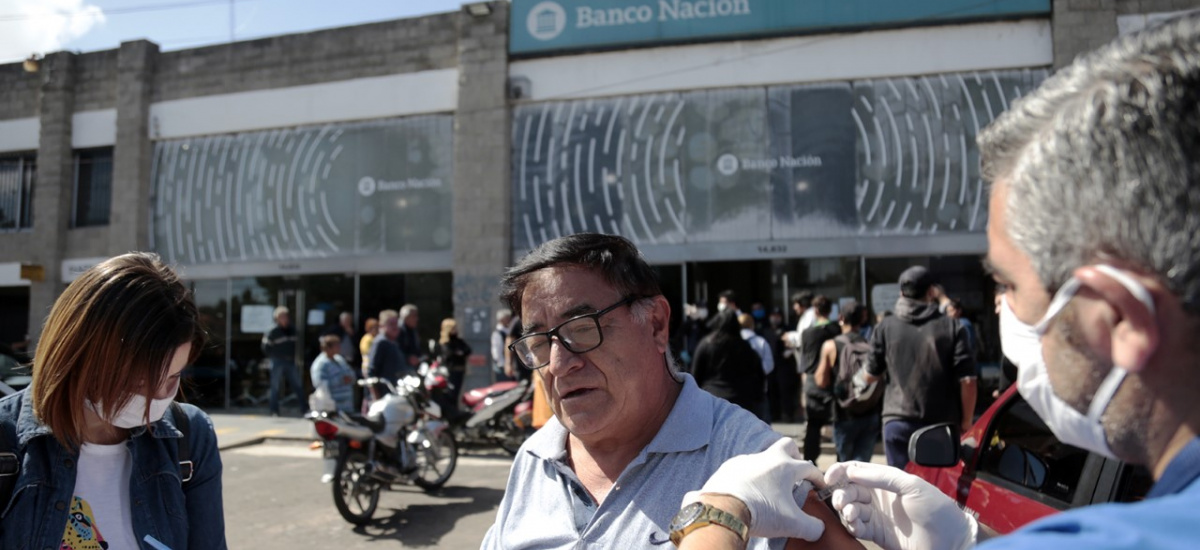 El Municipio vacunó a los adultos mayores en el ingreso a los bancos