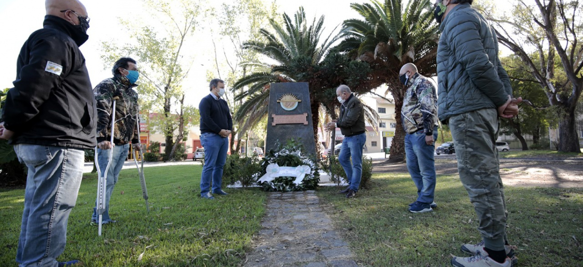 Cascallares junto a ex combatientes en homenaje a los héroes del Crucero General Belgrano