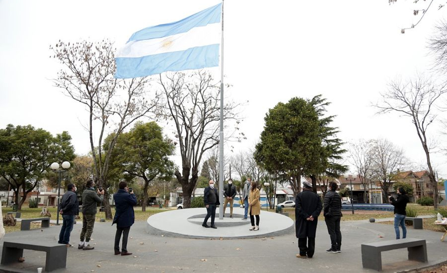 Cascallares encabezó izamiento de la bandera en Calzada y visitó a Defensores de Glew
