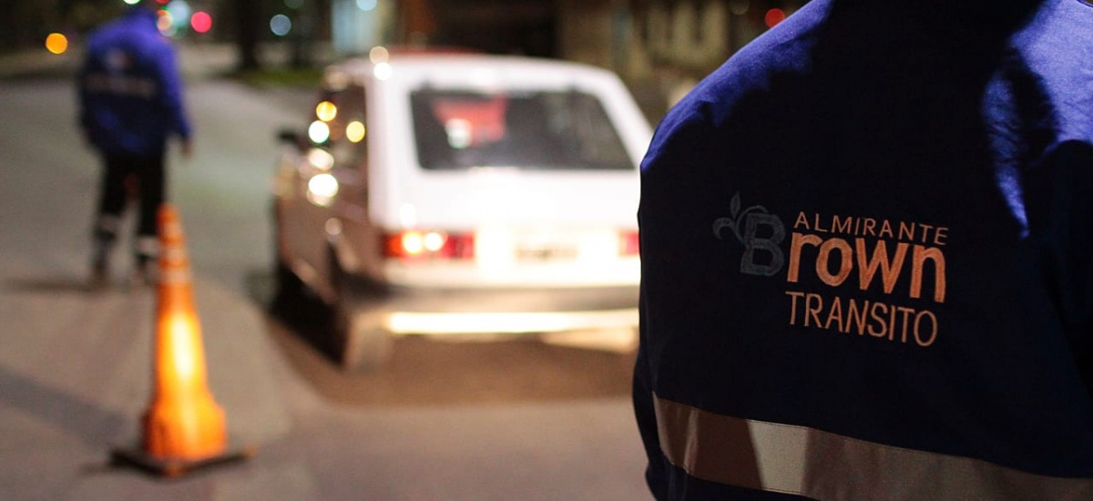 Agente de tránsito con aislamiento