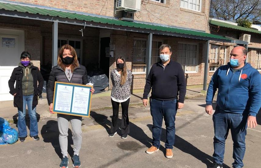Cascallares recibió a Lizy Tagliani, que entregó donaciones de alimentos