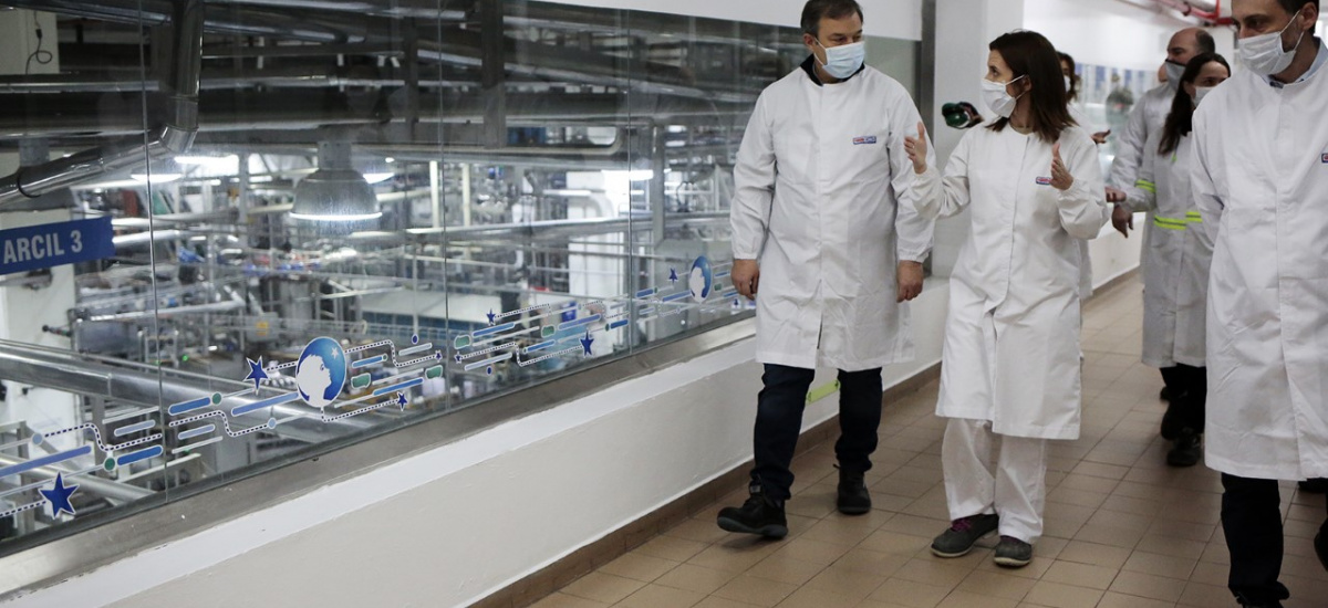 Cascallares recorrió la planta Danone que realiza donaciones en el marco de la pandemia
