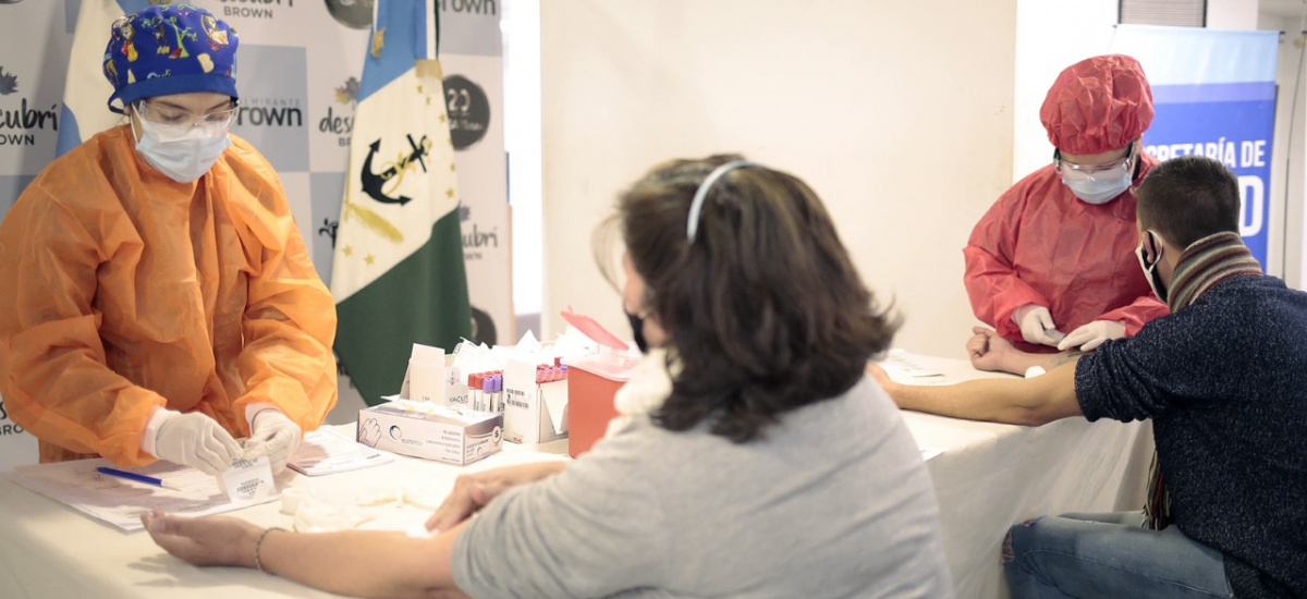Cascallares junto a pacientes curados de covid-19 que son potenciales donantes de plasma