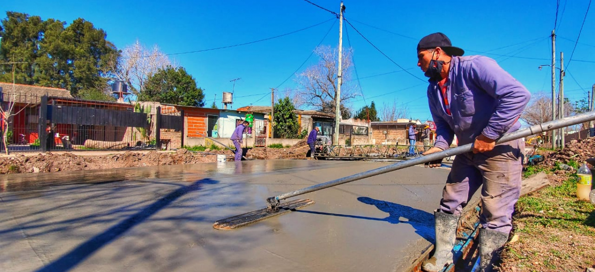 El municipio avanza con obras de asfalto en los barrios brownianos