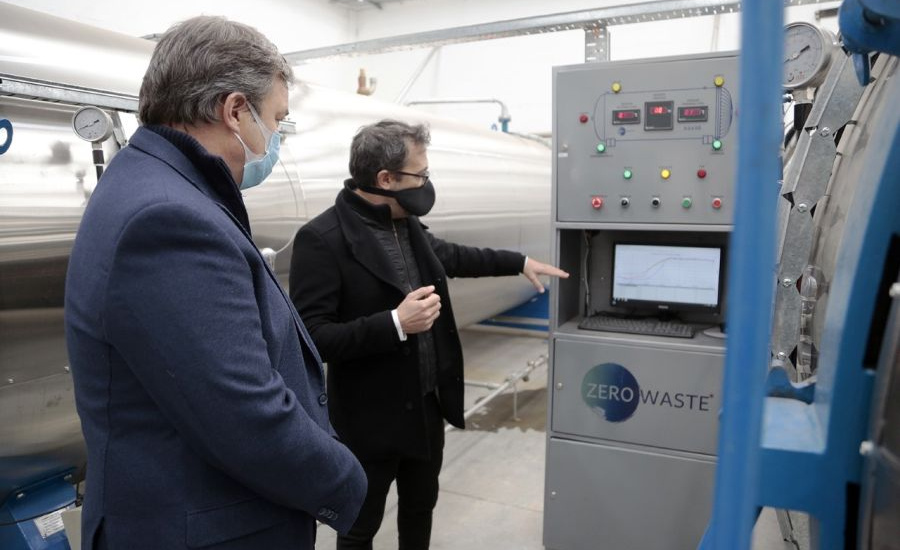 Cascallares recorrió una fábrica de residuos patogénicos en el parque industrial