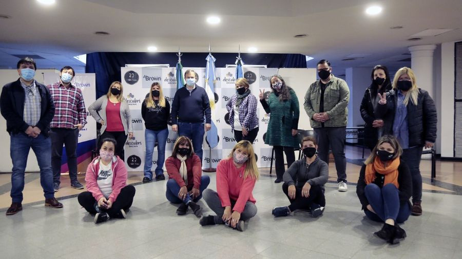 Cascallares junto a voluntarios de Alte Brown que enfrentan al covid-19