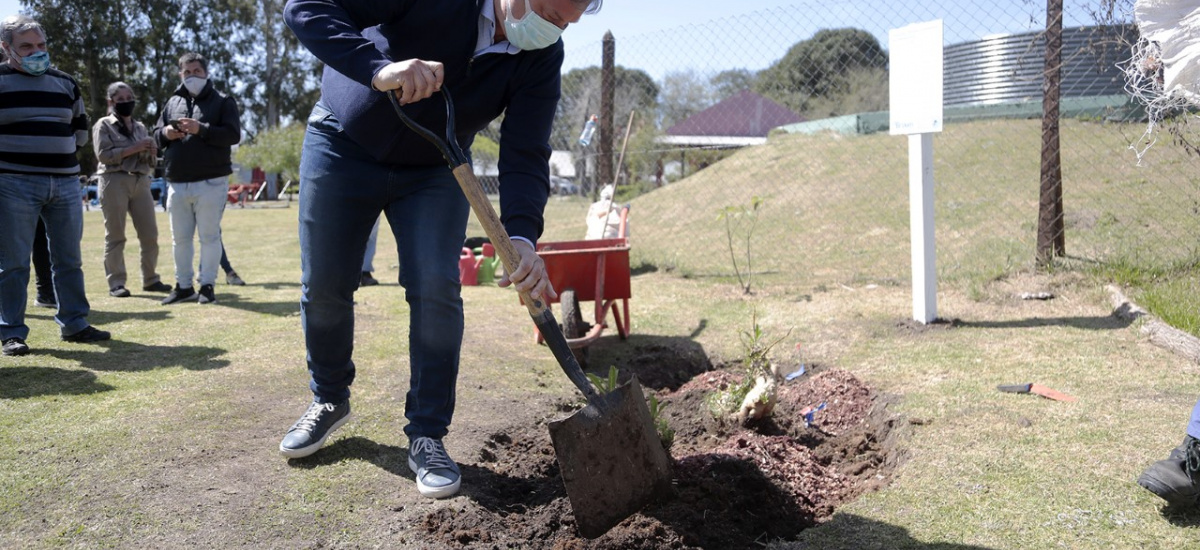 Cascallares recorrió obras y participó de jornada de forestación en Ministro Rivadavia