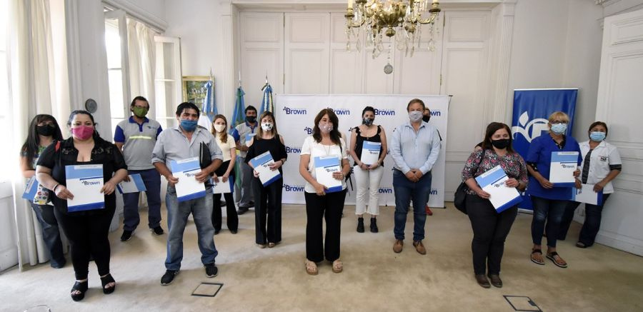 Cascallares entregó a municipales decretos de pases a planta