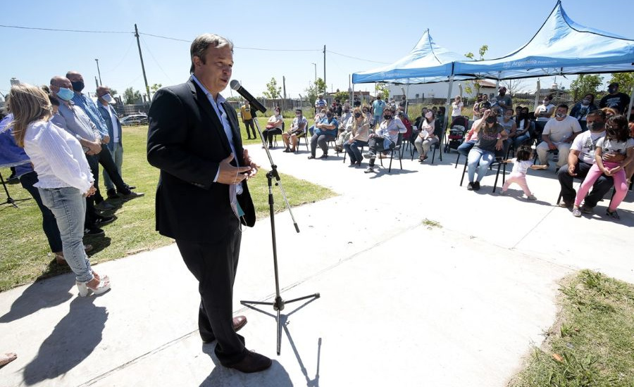 Cascallares encabezó la firma de 110 escrituras en el centro comunitario de Glew