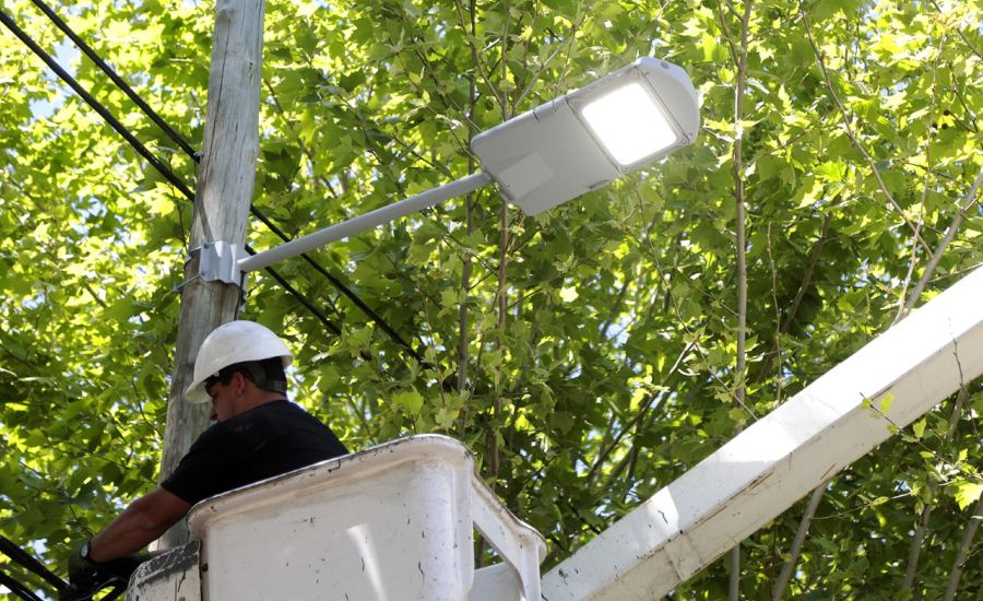 El municipio de Alte Brown instala más de 2 mil luces led en corredores escolares