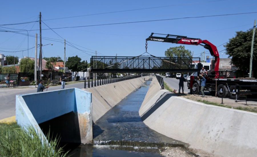 El municipio instaló un nuevo puente peatonal sobre el arroyo Del Rey