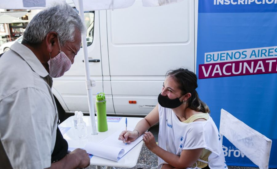 El municipio inscribe para vacunarse con su 0800, en centros comerciales y estaciones de trenes