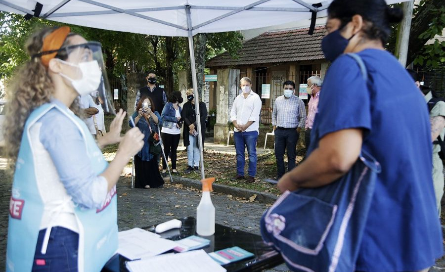 Alte Brown: Arrancó la vacunación a docentes y vecinos con factores de riesgo