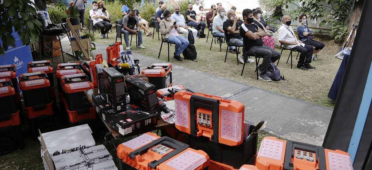 Cascallares entregó kits de herramientas a emprendedores en Rafael Calzada