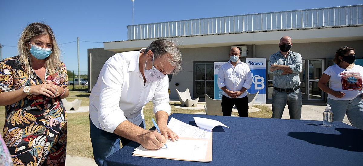 Cascallares encbezó la firma de cien escrituras para familias de Glew