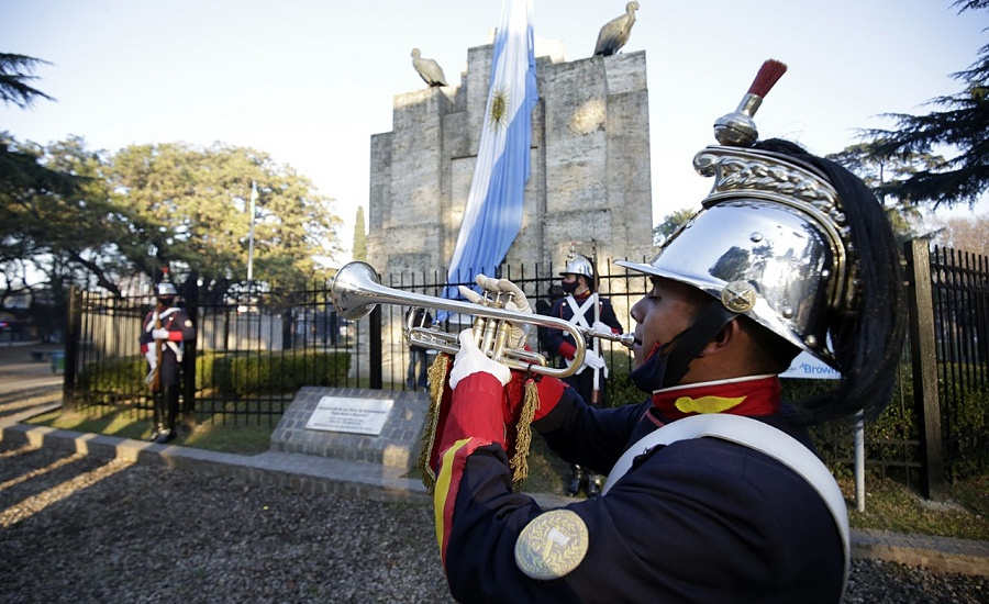 Emotivo homenaje a Belgrano en el primer monumento a la bandera de la Argentina