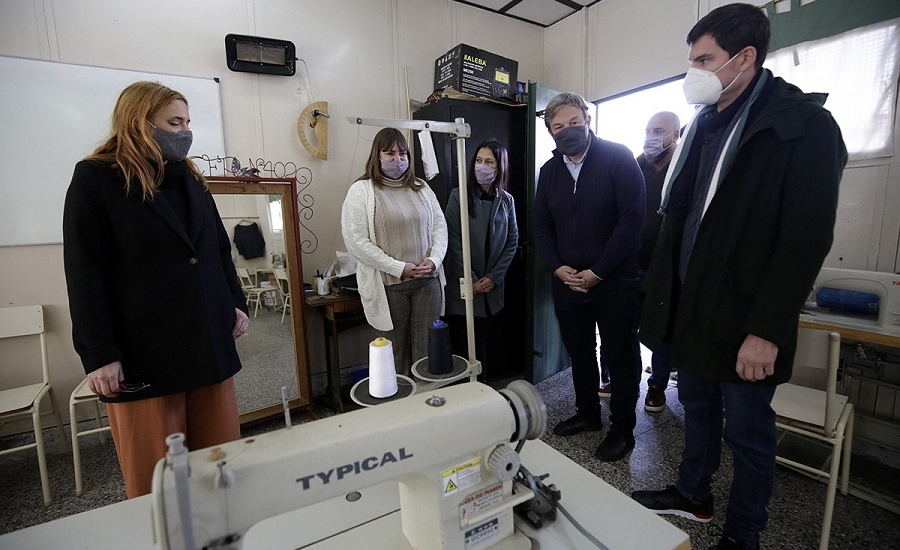 Cascallares y la Ministra de Trabajo recorrieron instituciones y entregaron equipamiento